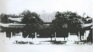 华林寺老照片，可见当年加建的下檐和外廊。（来源：《福州旧影》