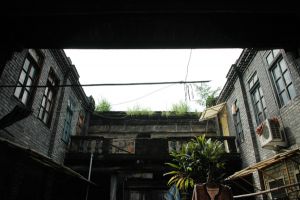 左右僻舍和大门背后的露台（小飞刀摄于2009年7月）