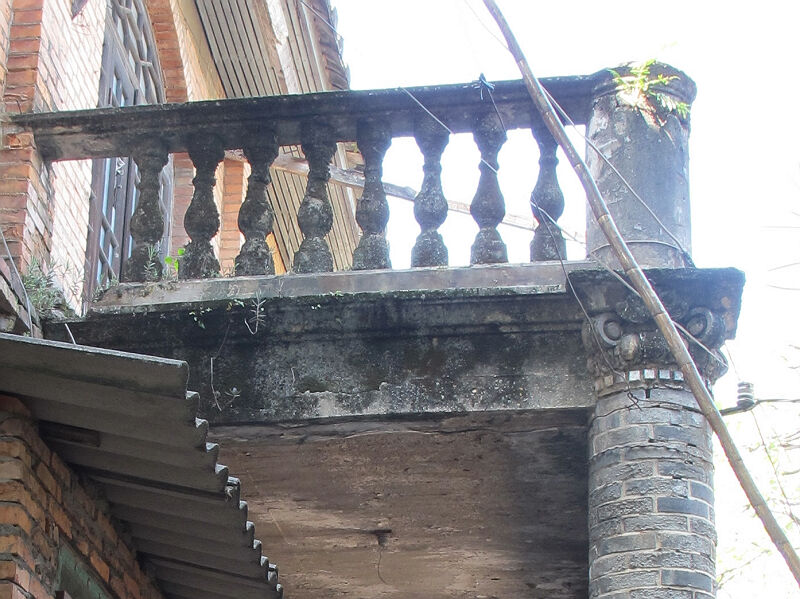二层阳台特写，注意支撑柱的爱奥尼亚柱式（拍摄：nenva，2012年5月）