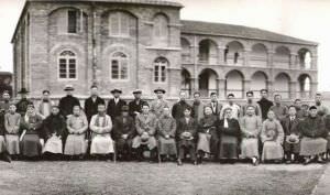 1935年裨益知夫妇七秩双庆纪念照中的圣教楼
