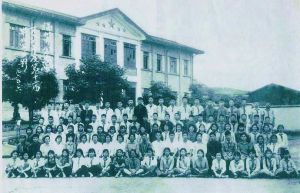 仓山小学1965届学生合影,背景是仓山小学礼堂 (来源:福州市仓山小学) 仓山小学1965届学生合影,背景是仓山小学礼堂 (来源:福州市仓山小学)