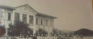 仓山小学1965届学生合影中仓山小学礼堂细部(来源:福州市仓山小学) 仓山小学1965届学生合影中仓山小学礼堂细部(来源:福州市仓山小学)