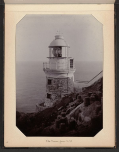 1904年落成时的东引岛灯塔（来源：哈佛大学图书馆，http://via.lib.harvard.edu/ ）