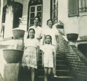 刘含怀夫妇与女儿在公园路31号留影(来源:《刘含怀家族画册选》,http://blog.sina.com.cn/s/blog_5403af370100zd55.html) 刘含怀夫妇与女儿在公园路31号留影(来源:《刘含怀家族画册选》,http://blog.sina.com.cn/s/blog_5403af370100zd55.html)
