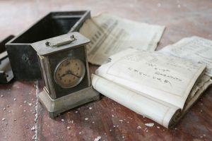 老房中挖出的闹钟、报纸和账本（来源：海峡都市报）