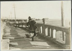 行走在洪山桥上的福州妇女（来源：东洋文库《亚东印画辑》第12册（198-212回））