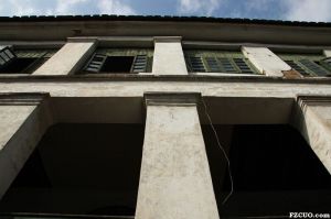 仰拍，可见一层外廊柱头及二层檐口的线脚装饰（来源：小飞刀的刀摄于2010年）