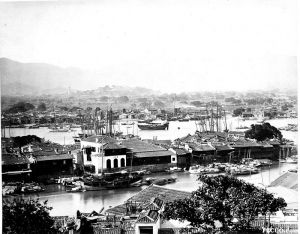 莫理循相册中的中洲岛南侧，中部带有三个拱门的建筑为同珍洋行（来源：东洋文库）