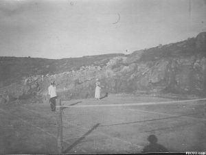 1915年拍摄的鼓岭网球场遗址（来源：the collection of Virginia Van Andel，裨益知家书）