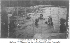 1915年拍摄的鼓岭浴池,照片注释为“在游泳池中”(来源:the collection of Virginia Van Andel,裨益知家书)
