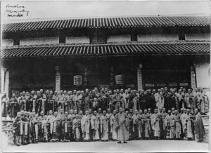 僧侣们站立于西禅寺大雄宝殿前，1920年拍摄（来源：伊芳廷家族相册，南加州大学图书馆藏）
