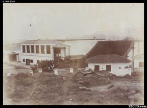 1880年拍摄的仓前山壁球场，原图片标注为“壁球场、手壁球场、看台和墓地（来源：高士威的照片集，布里斯托尔大学图书馆馆藏）