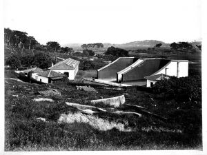 拍摄于1870年左右的仓前山壁球场，此时球场前尚未建看台（来源：莫理循的照片集，日本东洋文库藏）