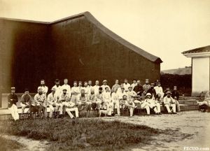 赖爱芳于1870年左右拍摄的仓前山壁球场，洋人们在壁球场前合影（来源：贝尔法斯特女王大学图书馆藏）