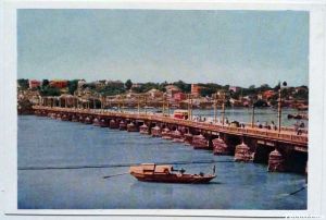 1959年中国人民邮政发行的明信片上的万寿桥和仓前山沿江景色（来源：林轶南收藏）
