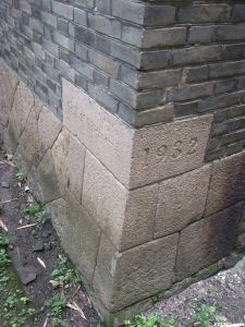 忠庐墙基处标识建设时间的转角隅石，分别为“中华民国廿一年”和“1932”（来源：林轶南摄于2015年8月）