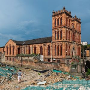 周围拆除露出来的苍霞基督教堂（拍摄：池志海/2016.5）