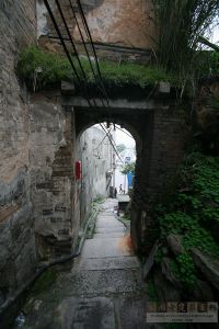 梅坞仓观顶古巷道（来源：严可清摄于2010年4月）