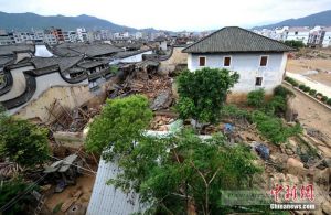 2016年7月，鸟瞰遭台风“尼伯特”严重损毁的宏琳厝（来源：中新网，张斌摄于2016年7月）