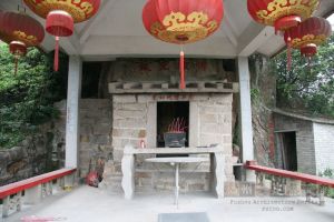 瑞迹寺白佛及石亭正面（从南到北）（来源：严可清摄于2009年6月）