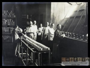 1890年代，高士威J. C. Oswald 举行的品茶会，照片中可见品茶专用的采光斗，用于茶叶审评时使光线更加柔和明亮，避免直射光线的干扰，无异色反光（来源：布里斯托大学）
