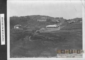 远眺鼓岭力亨利别墅（图中左侧建筑），约摄于1912年前后（来源：柏龄威之孙Dean Billing提供）