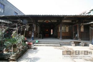 梁厝蓝灰厝全景（严可清摄于2010年1月/仓山区文体局提供）