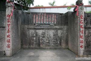 湖边蔡焕庵墓祭台、墓碑（从南到北）（来源：严可清摄于2009年6月）