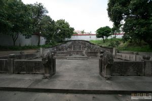 湖边蔡焕庵墓全景（从南到北）（来源：严可清摄于2009年6月）