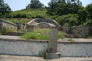 高盖山五代齐氏墓（从南到北）（来源：严可清摄于2008年8月）