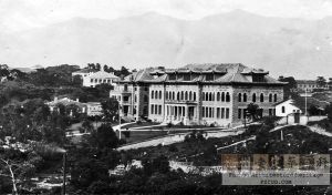 约1915年拍摄的华南女子文理学院，与福建师范大学档案馆所藏系同一张，但左侧更完整（来源：蔼树棠 J. B. Eyestone家族相册）