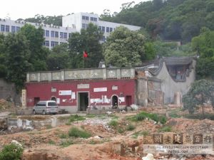 2004年7月，岭后拆迁前拍摄的岭后赵氏宗祠，背后长安山上建筑为福建师范大学综合教学楼（科学会堂）（来源：潘小清摄于2004年7月）.jpg