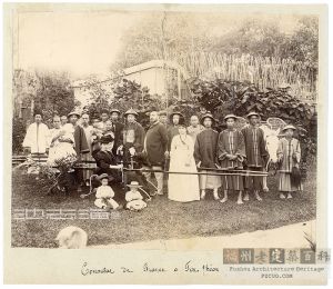 法国驻福州领事Frandon一家与中国官员在法国领事馆庭院中合影（1889-1896，池志海藏）