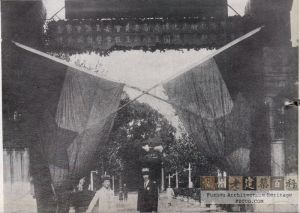 1933年11月，“福建事变”（闽变）中文化、经济、军事等委员会委员就职典礼在省政府礼堂举行，前着黑衣立者为厦门市公安局局长林鸿飞（来源：国际写真新闻周刊（昭和九年一月十五日），林轶南收藏）