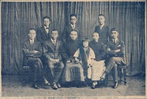 上海“银幕评论社”发起人合影，前排左1为许世樑（来源：1925年12月26日《游艺画报》，林轶南收藏）