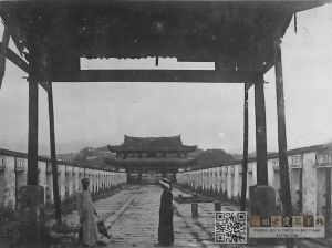1900-30年间拍摄的龙门及明远楼（UMC Digital Galleries）