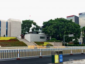 东边骏马双蹄腾空，右下可见“福州市展览馆”路标（来源：几雨 摄于2020.8）