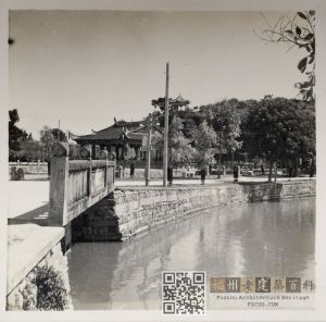1957年7月10日拍摄的福州西湖步云桥、桂斋荷亭景色，背景为大梦山松涛亭（来源：林轶南收藏）