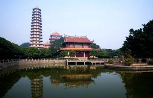 迁/重建后的藏经阁及背后的报恩塔（来源：新浪佛学）