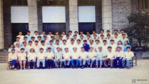礼堂正门，可见柱础线脚（来源：几雨 摘自家庭相册）