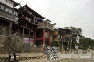 嵩口德星楼南立面，楼前露台为后期加建（来源：林轶南摄于2021年2月）