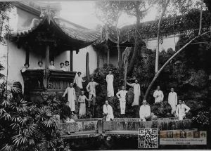 1915年，尚友堂牧师在花厅假山上合影（R. A. Ward拍摄，来源：UMC数字图片馆）