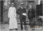 美华书局员工合影，右侧建筑为美华书局，照片大约拍摄于1911年，来自UMC Digital Galleries