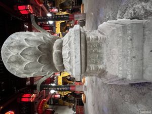 大殿内有一个宋嘉定十二年(1219年)石构香炉,原物已被盗,此乃仿件 大殿内有一个宋嘉定十二年(1219年)石构香炉,原物已被盗,此乃仿件