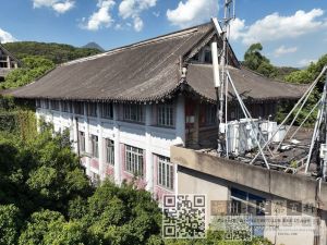 文学院现状（2022.08），建筑端头开敞式外敞廊被封堵利用，层数由二层加建为三层。