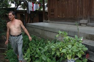图中是郭梦良的侄儿，他们曾想把老宅翻修一下，但仓山文化局工作人员不同意，大概因为是列入保护不可以随便翻修吧。