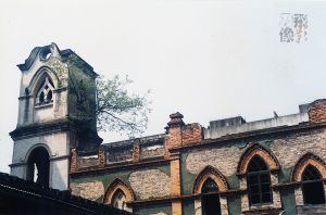 澳尾巷天主教堂，约摄于1999年，当时尤有一座塔楼，拍摄：小飞刀