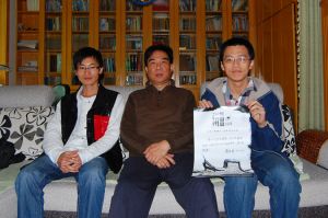 与戴显群教授合影于其家客厅