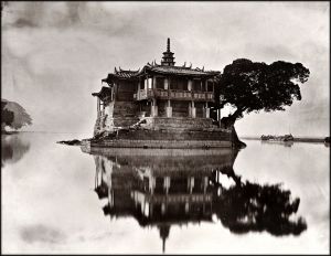 1871年秋冬时节,约翰·汤姆逊(John Thomson)在乌龙江南岸沙洲边沿自上游向下游方向拍摄了金山塔寺。这幅构图完整,水面上还有船只点缀。引自《福州与闽江》(Foochow and the River Min) 1871年秋冬时节,约翰·汤姆逊(John Thomson)在乌龙江南岸沙洲边沿自上游向下游方向拍摄了金山塔寺。这幅构图完整,水面上还有船只点缀。引自《福州与闽江》(Foochow and the River Min)