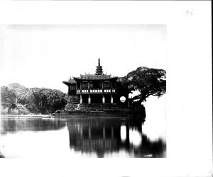 1870年代的金山塔寺，福州同兴照相馆(Foochow Tung Hing)摄。拍摄时底片感光时间很长，使得江面显得异常平静，没有了水的感觉，整个金山塔寺好像浮在云端一样，宛若仙境